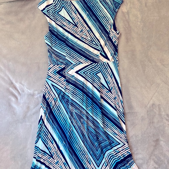 Cropped shoulder geometric print dress - Picture 8 of 8